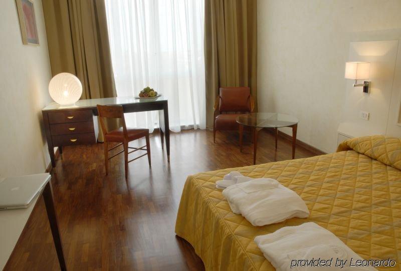 Hotel Della Citta Et De La Ville Forlì Rum bild